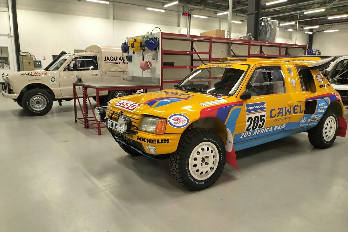 Una leyenda del Dakar, el Peugeot 205 T16 Gran Raid con el que Ari Vatanen ganó en 1987. También, Juha Kankkunen venció con un coche similar en 1988. El vehículo, asistido por PH Sport, es tripulado en el Dakar 2022 por la dupla francesa Philippe Jacquot-William Alcaraz. Al lado, la Peugeot 404 Pick-up de sus compatriotas François Jacquot y Benoît Juif. El Dakar Classic cada vez gana más adeptos.