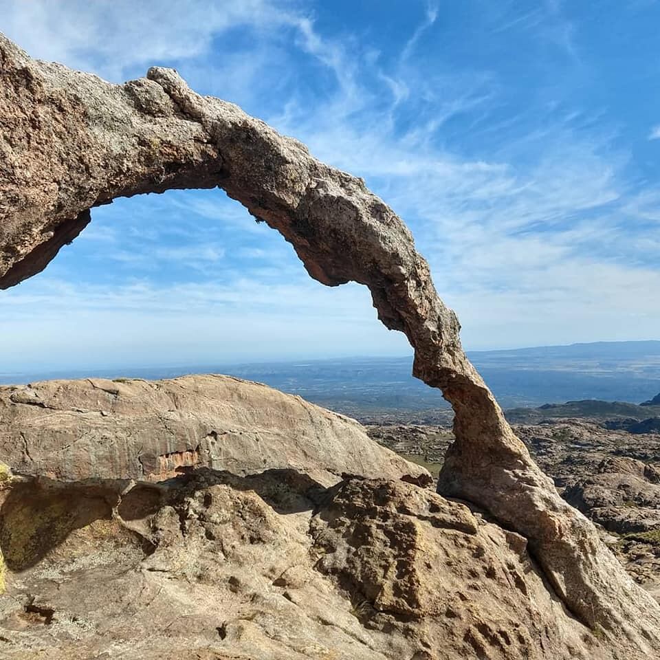 El arco se formó gracias a la erosión y el paso del tiempo, y se convirtió en un atractivo natural de la provincia.