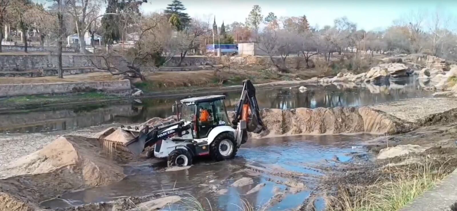 Remoción de árido en el San Roque