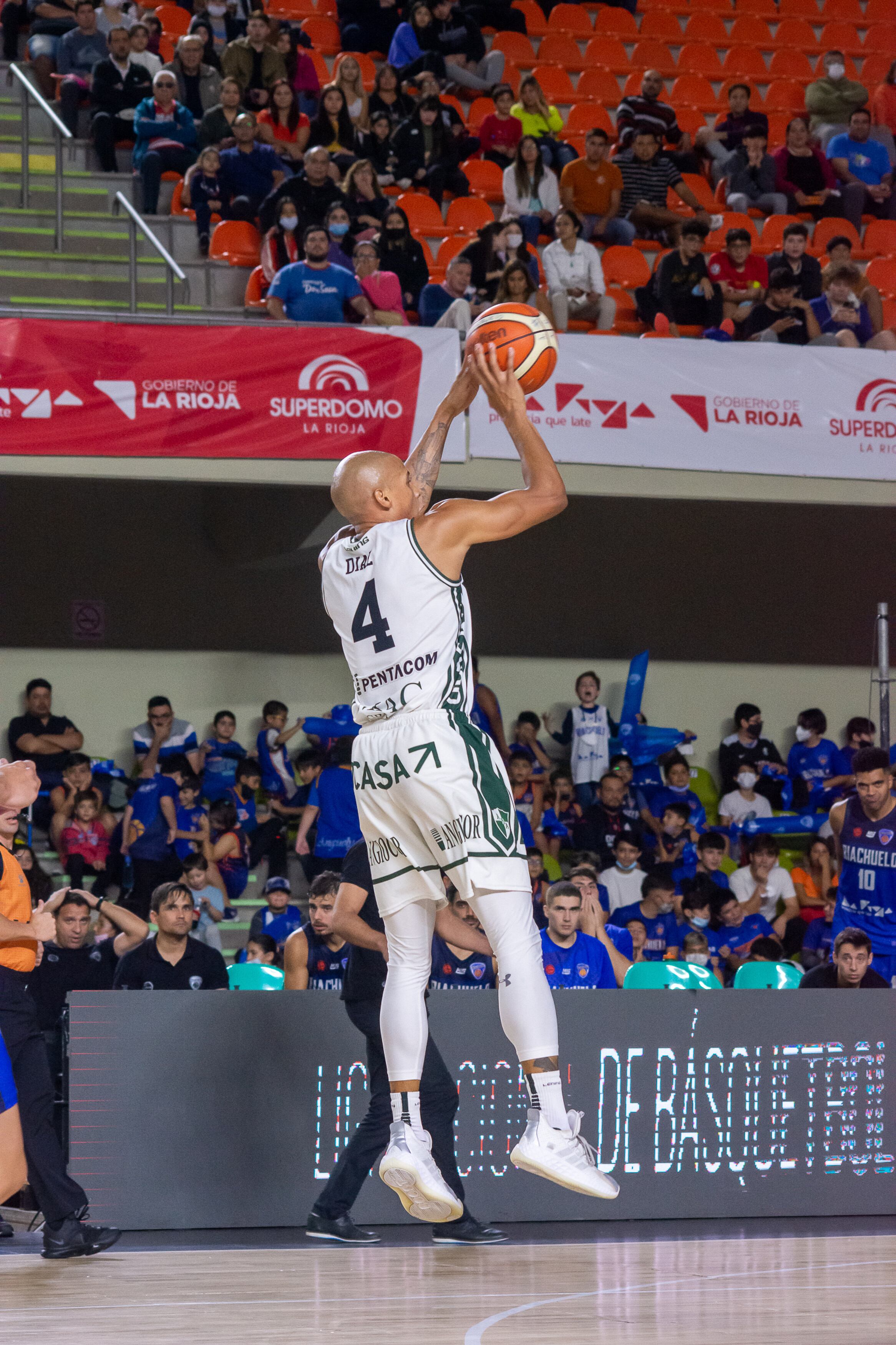 Guillermo Díaz, goleador del partido y clave para la resurrección de Atenas (Guiller Ruarte / Prensa Riachuelo).