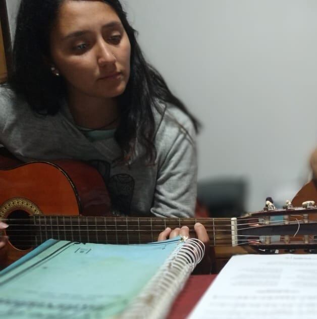 Antonella puso en venta una guitarra eléctrica para poder juntar algo de dinero. Los vecinos se enteraron y decidieron ayudarla.