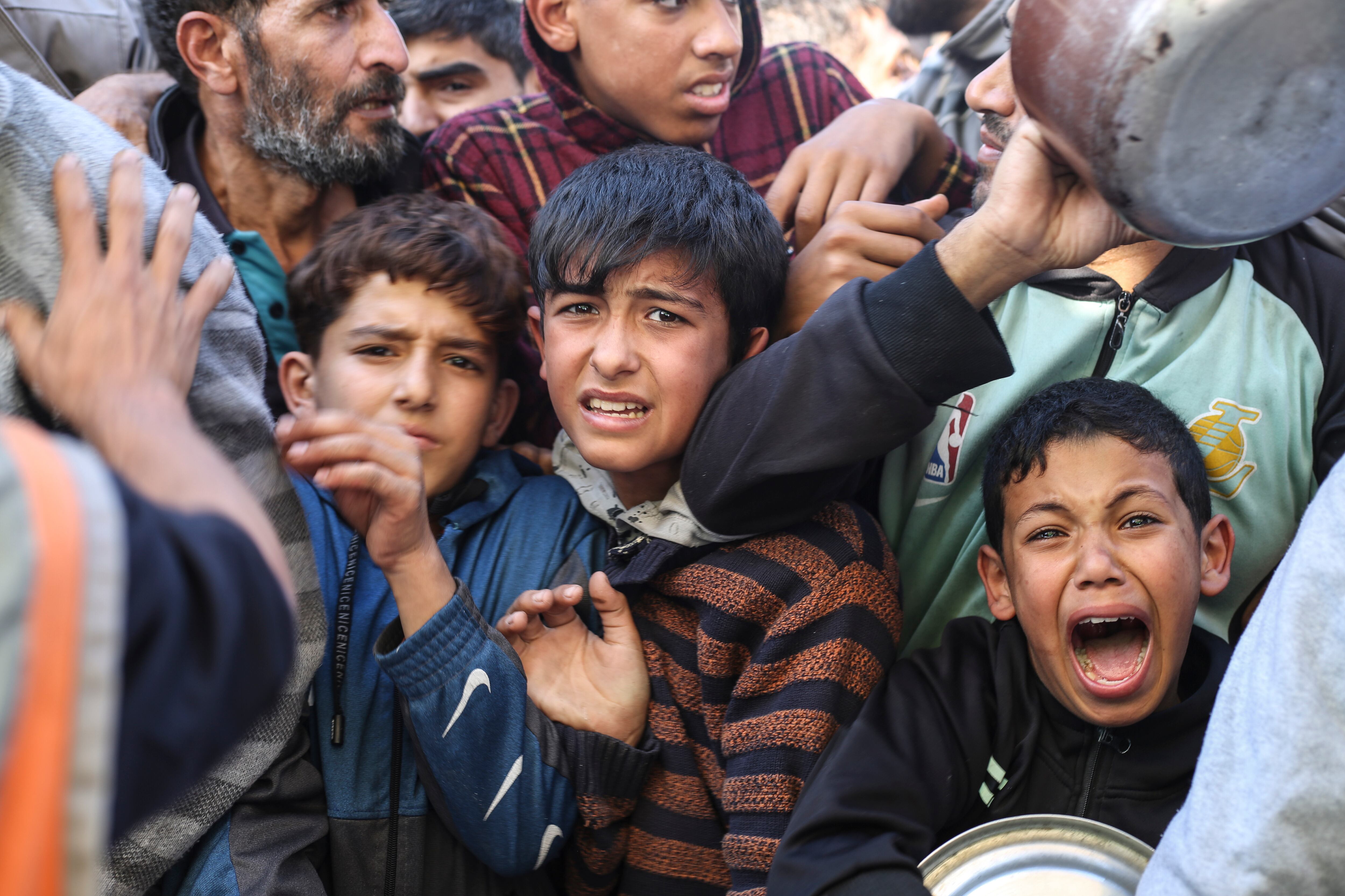 Palestinos esperan para recibir comida en Rafa, en la Franja de Gaza, el 30 de noviembre, durante la tregua temporal en la guerra entre Israel y Hamás. 