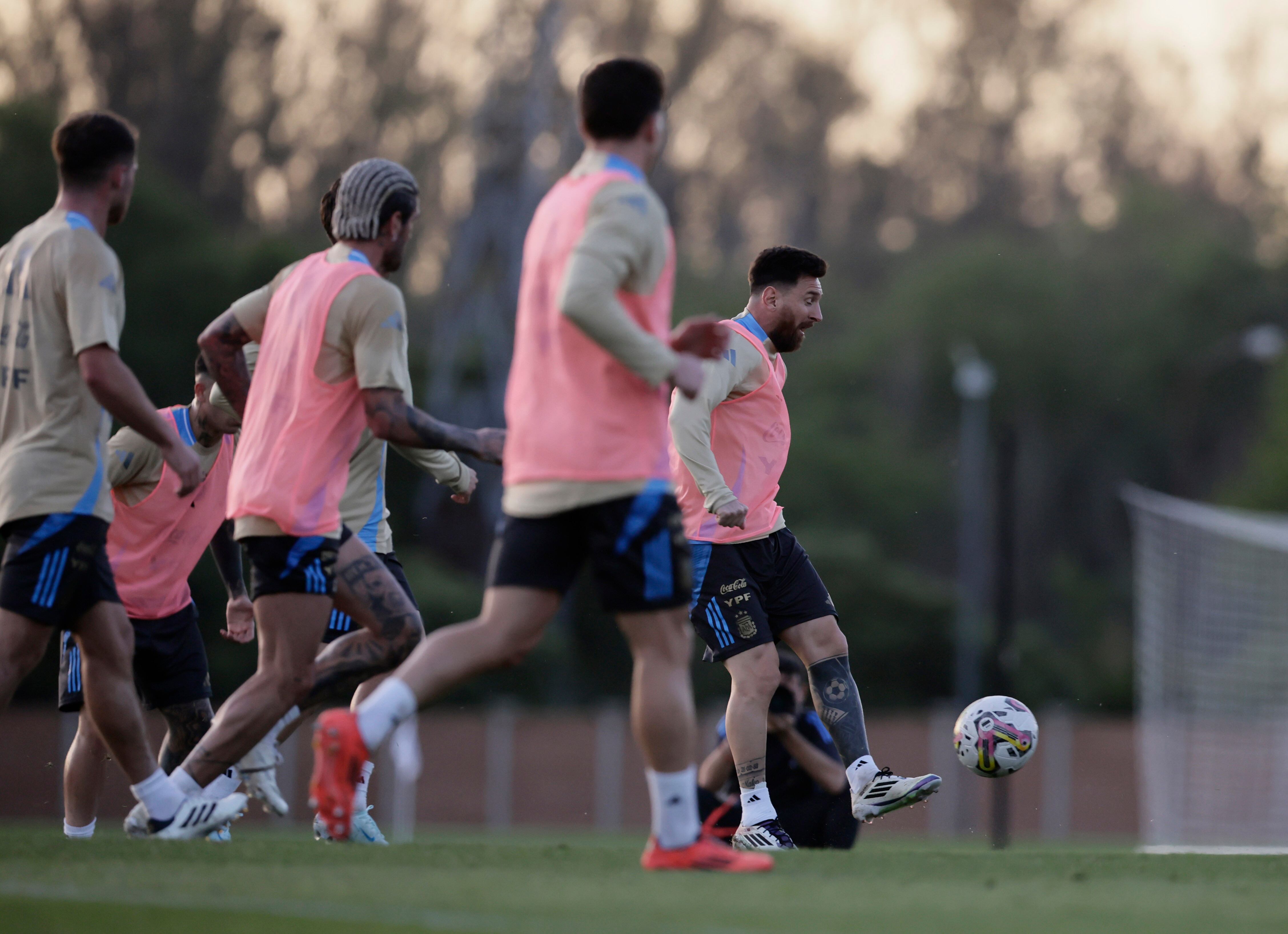 Lionel Messi en el entrenamiento de la selección argentina de fútbol. (Fotobaires)