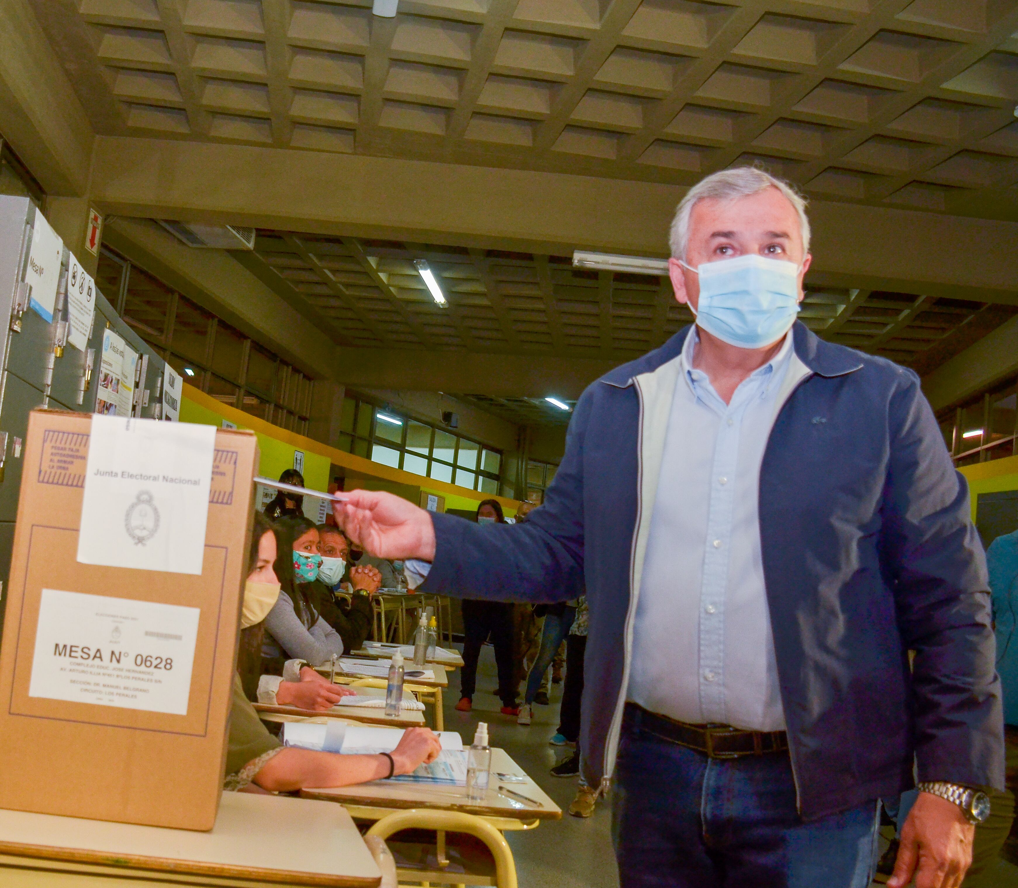 El gobernador Gerardo Morales emitió su sufragio pasadas las once de la mañana en el barrio Los Perales.