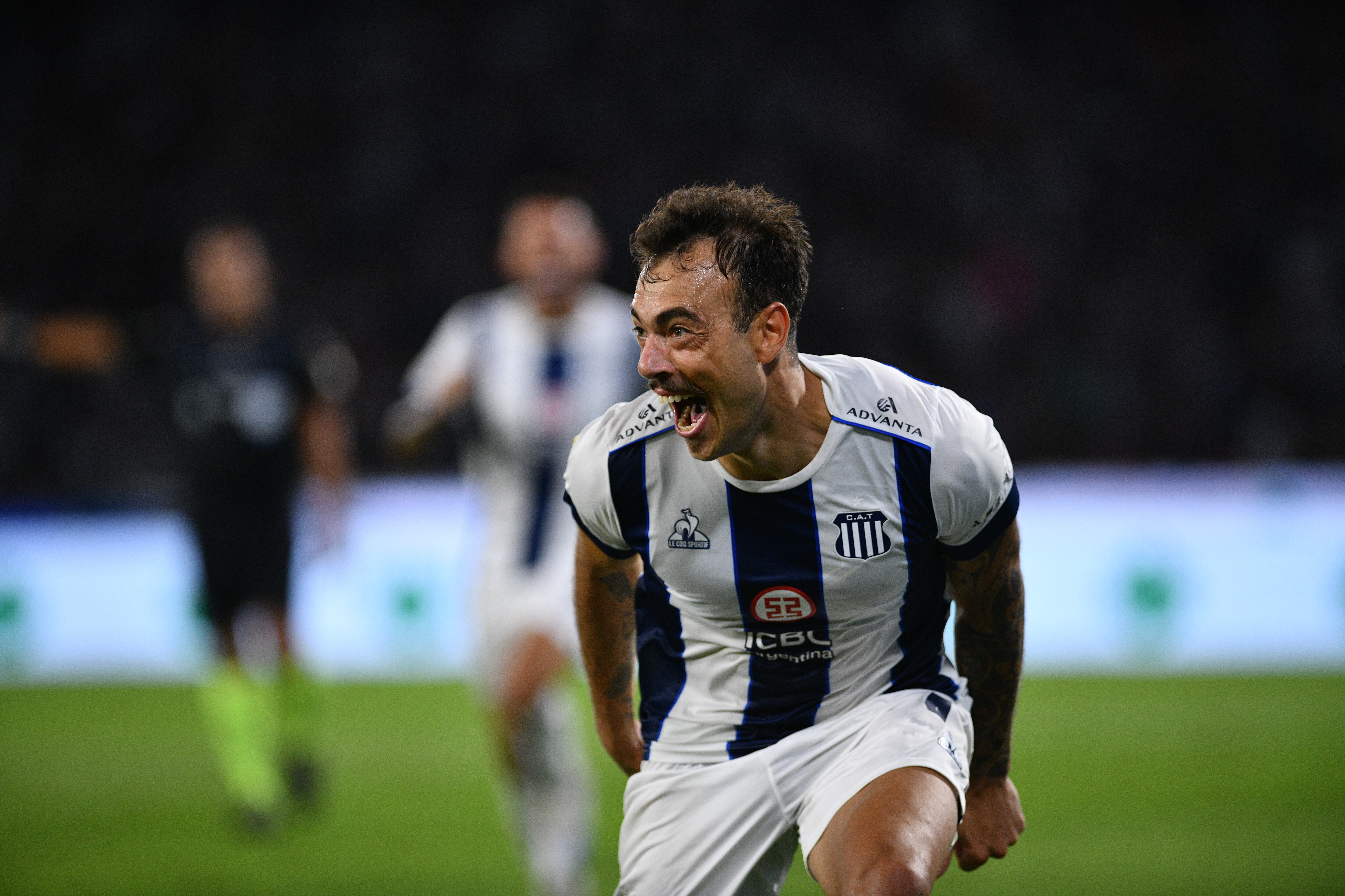 Matías Catalán marca el cuarto gol para Talleres vs Rosario Central. (Pedro Castillo / La Voz)