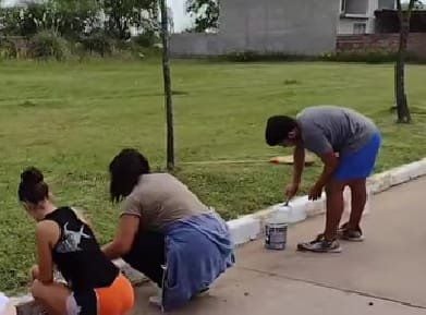 Melincué: alumnos pintaron los cordones de una calle para su fiesta de graduación. (La Capital)