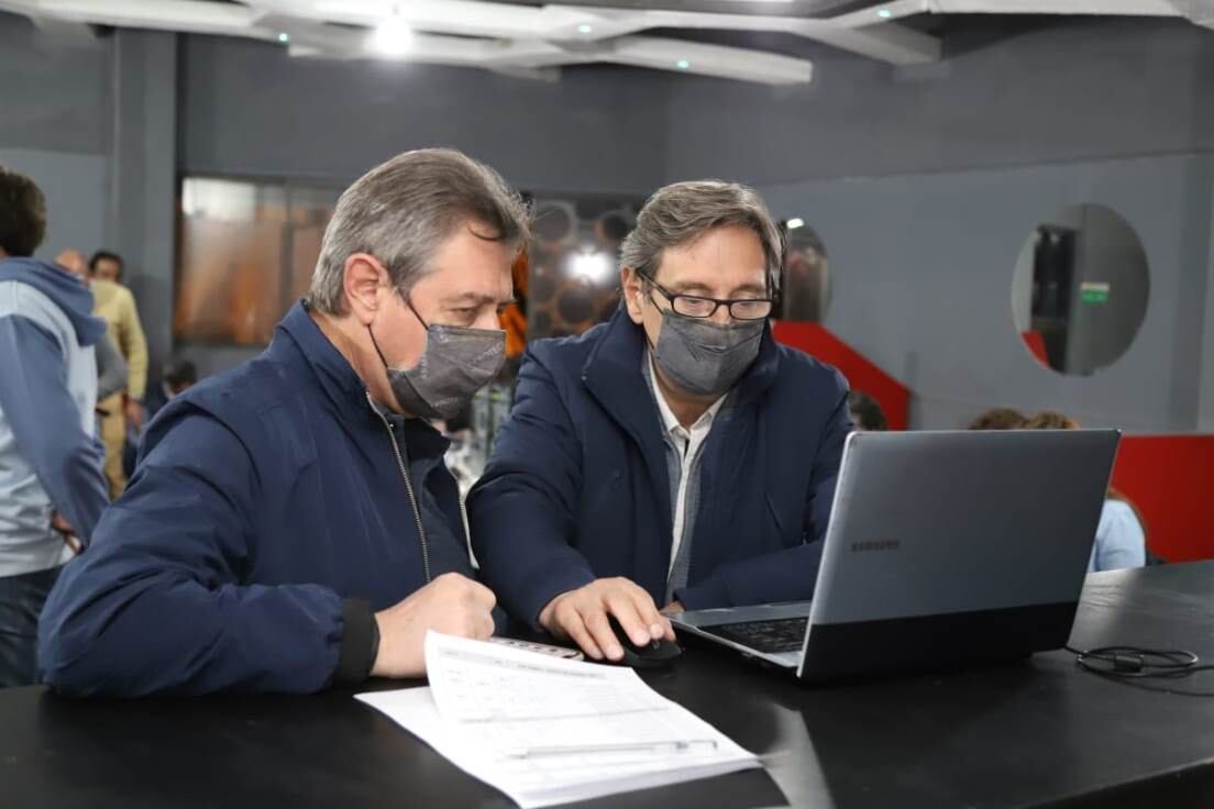 El intendente Emir Félix y su hermano y precandidato a legislador provincial Omar Félix en el búnker siguiendo el escrutinio.