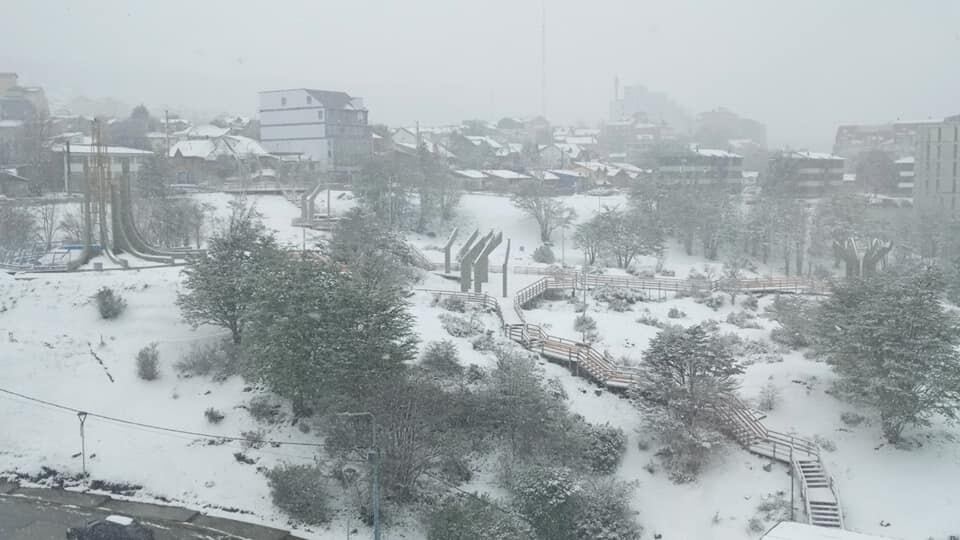 Con una sensación térmica de -6 grados, la ciudad de Ushuaia fue teñida de blanco durante gran parte del sábado.