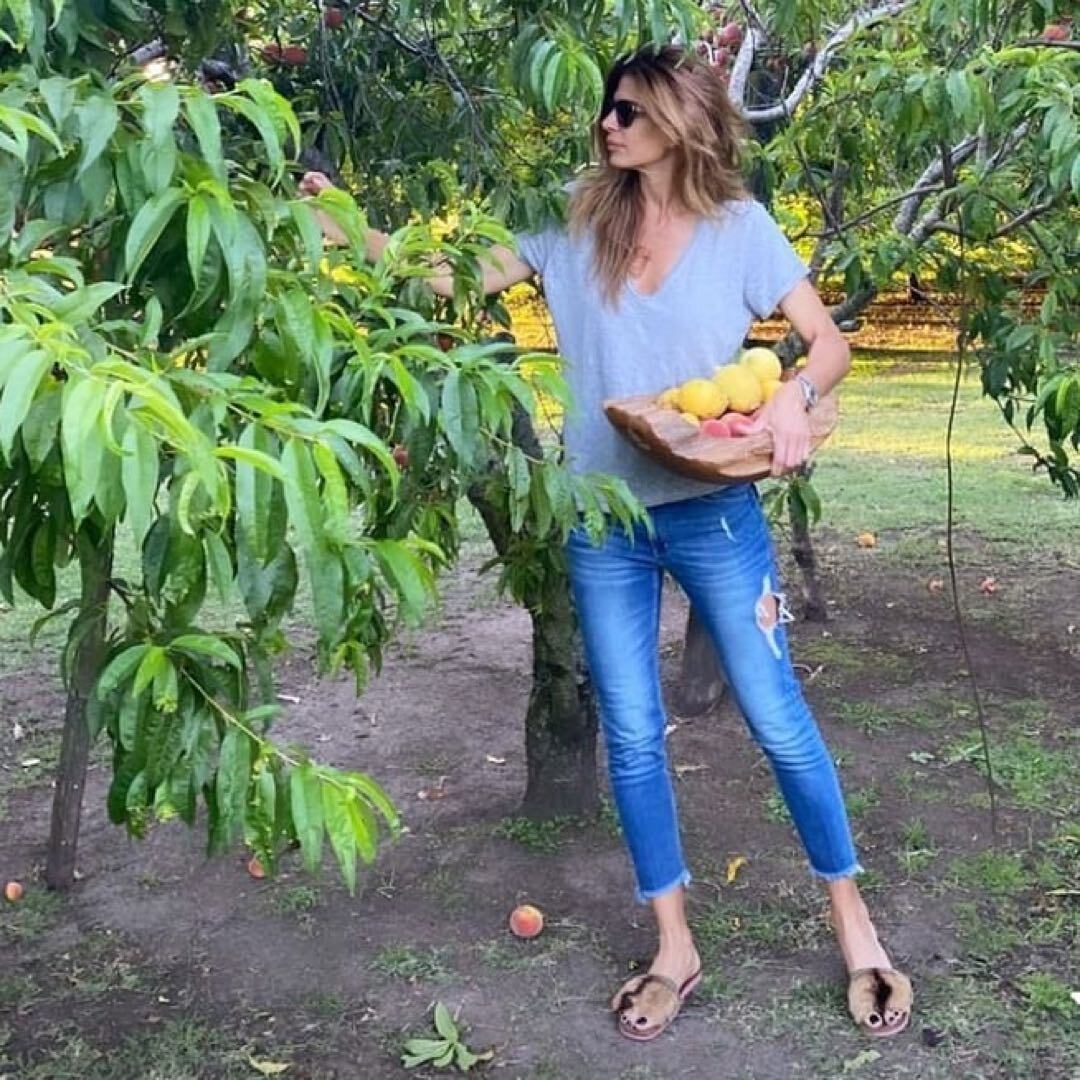 Juliana Awada con jeans rotos