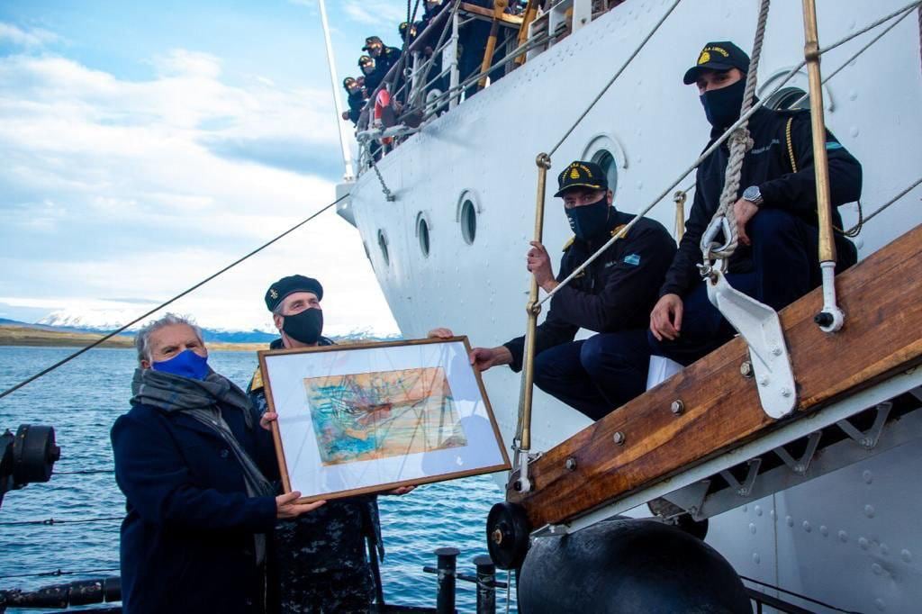 El secretario municipal Oscar Souto junto al Comandante del Área Naval Austral, Contraalmirante Alejandro Dalle Nogare, intercambiaron presentes con el Comandante de la Fragata A.R.A "Libertad" Capitán de Navío Osvaldo Raúl Chiñi.