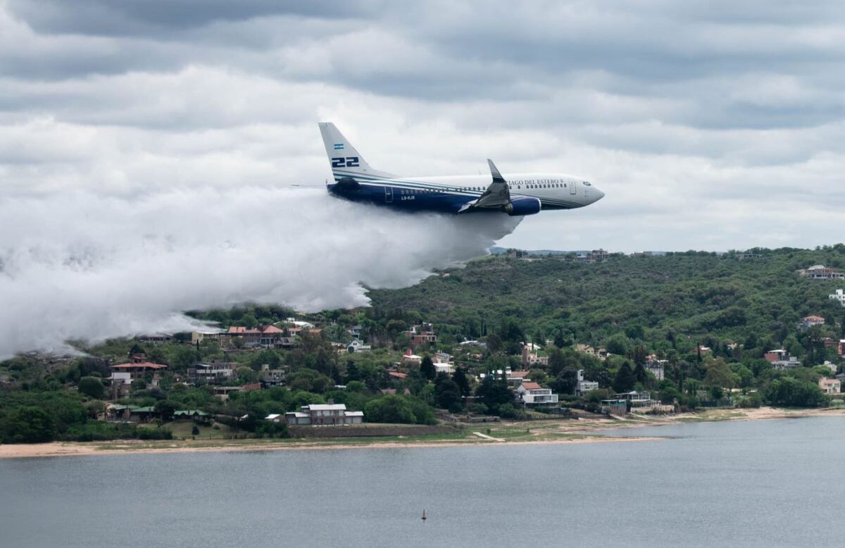 Vuelo rasante de avión sorprende sobre el Lago San Roque de Villa Carlos Paz