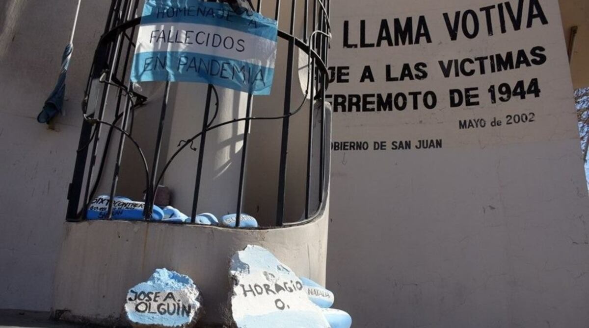 Las piedras que dejaron los familiares de víctimas del coronavirus quedarán en la Llama Votiva