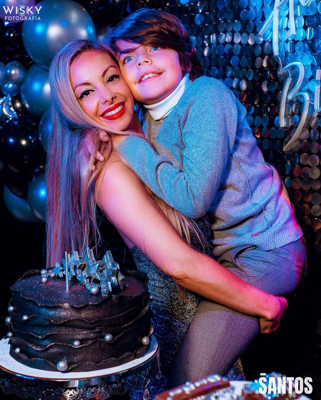 Gisela Bernal junto a su hijo Ian.