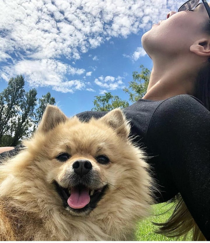 Elina Fernández, feliz con su perro. 