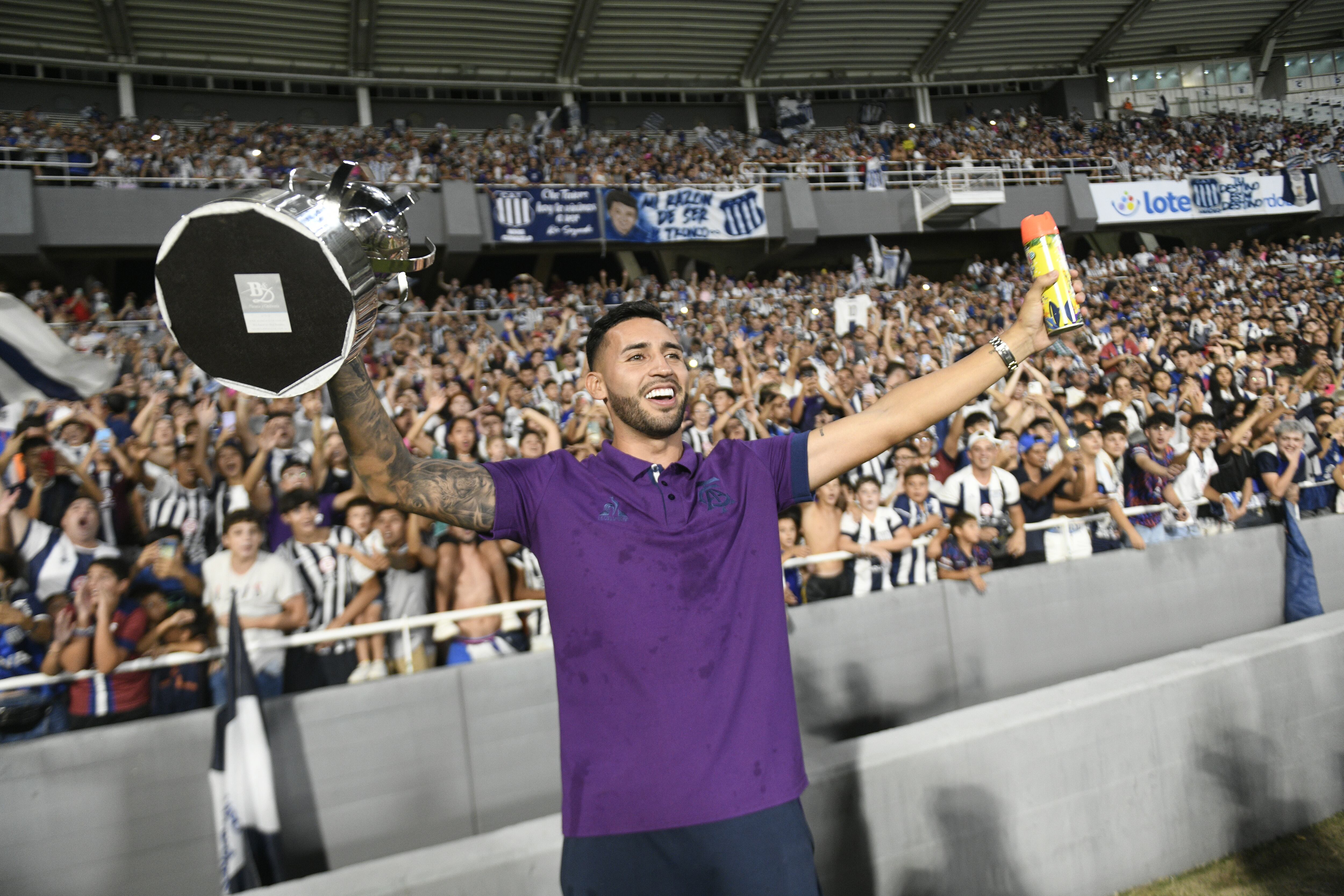 Talleres festejó en el Kempes con su hinchada la obtención de la Supercopa Internacional después de ganarle a River en Paraguay. Foto Javier Ferreyra