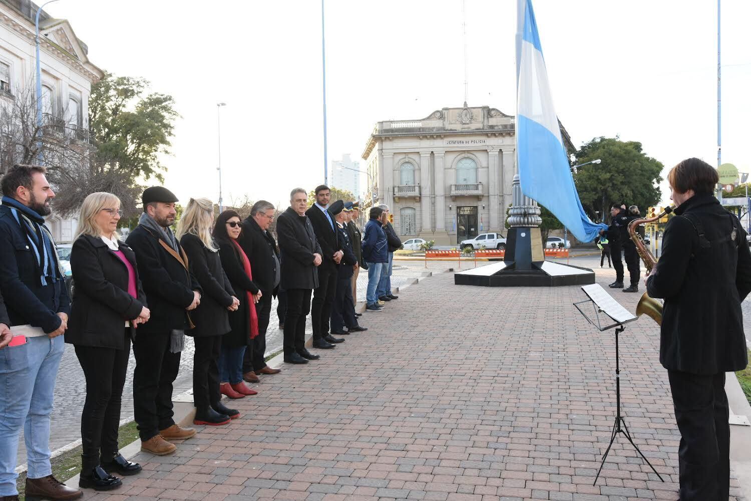 Izamiento de la bandera durante este 20 de junio