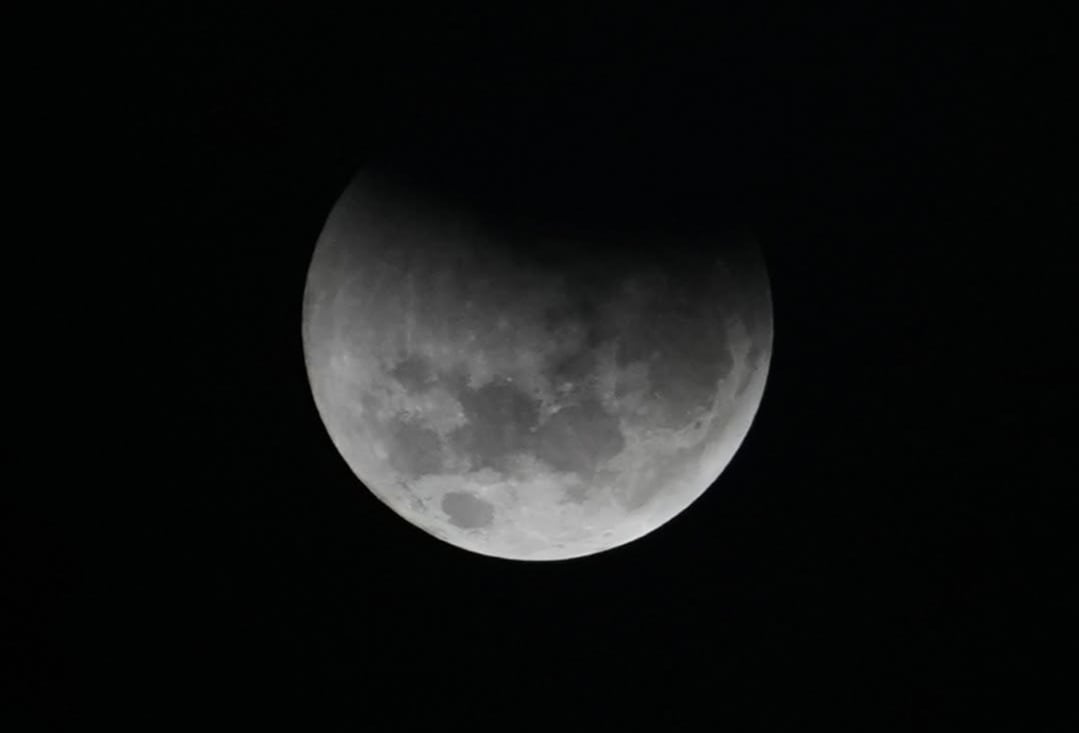 El proceso en el cual la luna se tornó al color carmesí.