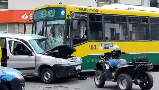 En horas de la mañana, la Policía y los peritos aún trabajaban en el lugar para retirar los vehículos involucrados en el choque. Twitter @impulso_ciudad