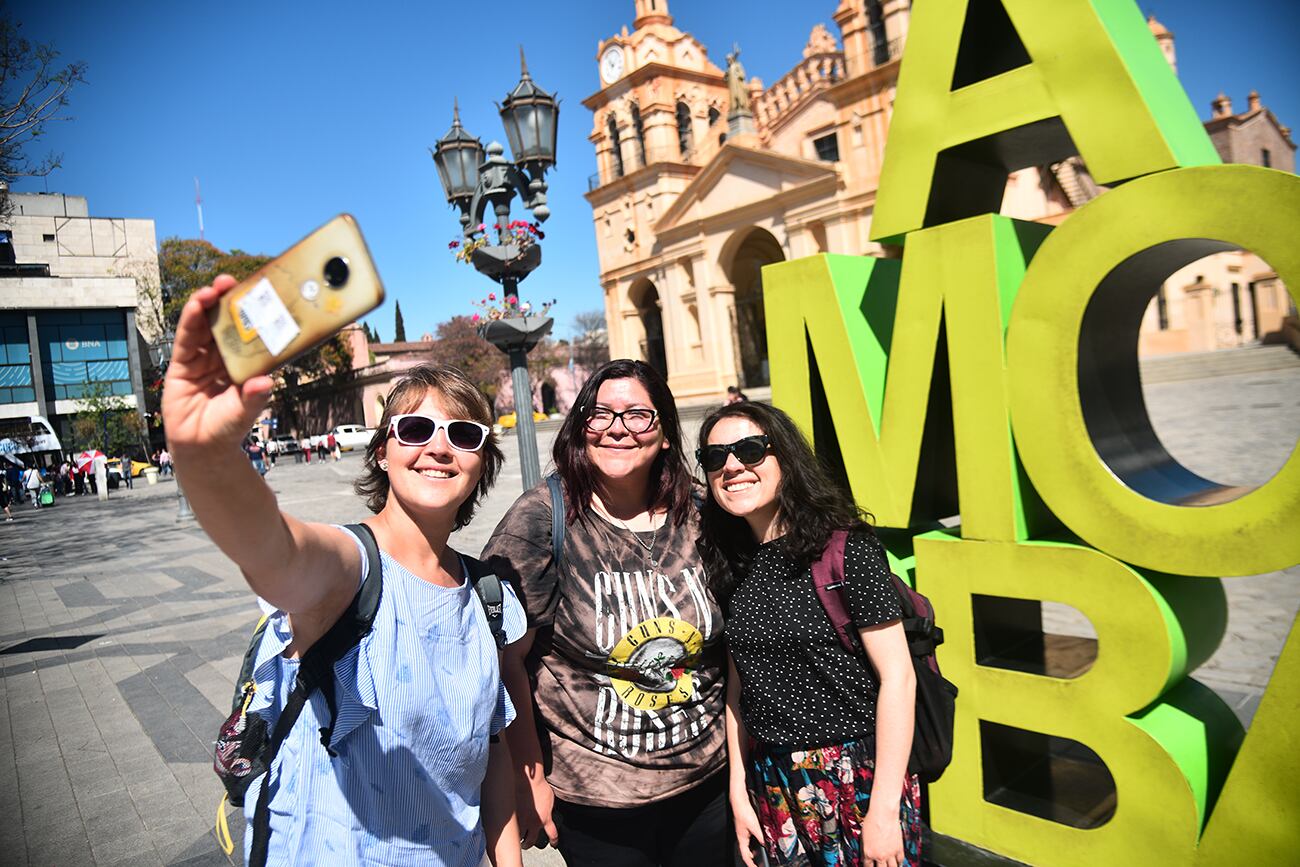 Fin de semana largo en Córdoba mucho turismo en la Plaza San Martín. (Pedro Castillo / La Voz)