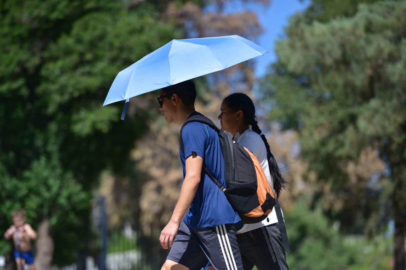 Parque Sarmiento. Los cordobeses salen al aire libre a refrescarse por el sofocante calor (José Hernández/La Voz).