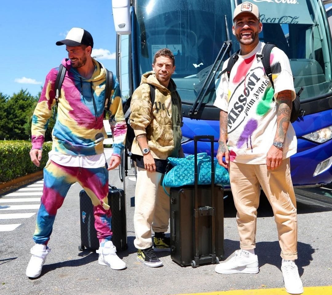 El jugador del Atlético de Madrid es habitué de sus looks llamativos cuando llega a Ezeiza. 