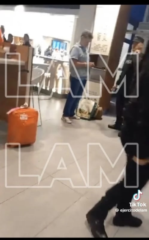 La imagen de Alfredo Casero en el aeropuerto. (Captura)