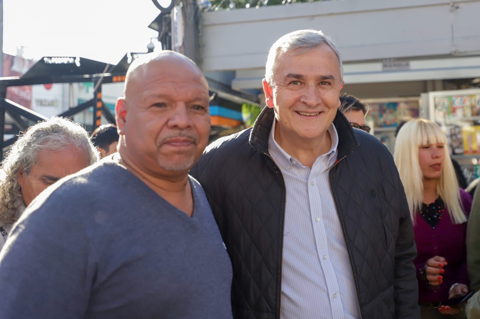 Promocionando su precandidatura a presidente, Gerardo Morales dialoga con la gente en su recorrida por la provincia de Buenos Aires.