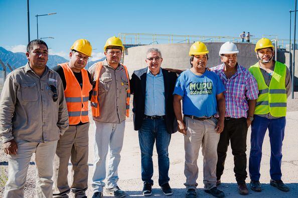 El gobernador Jalil junto al equipo de trabajo.