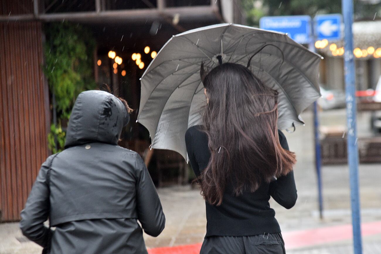 Intensa lluvia por la mañana en la ciudad de Córdoba . (Pedro Castillo / La Voz)