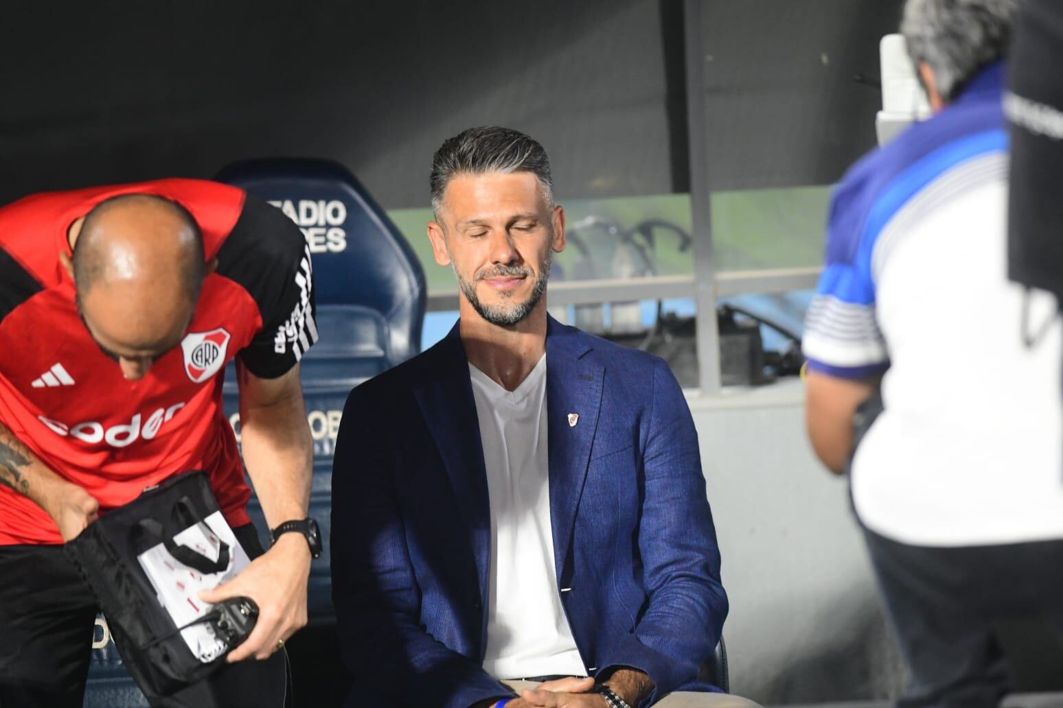 Martín Demichelis en el banco de suplentes de River (La Voz)