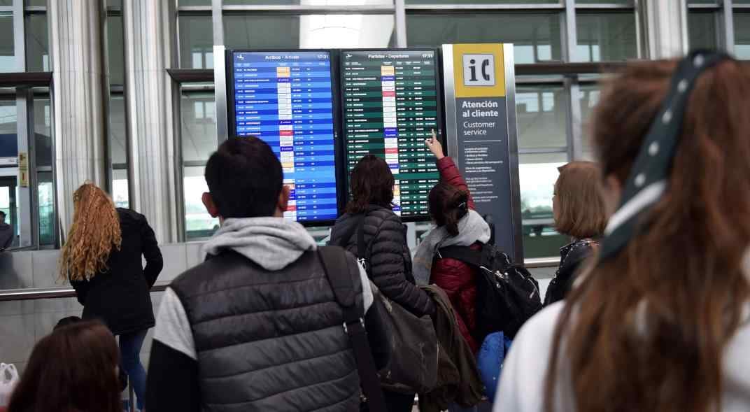 Los pasajeros intentan cambiar su viaje u obtener un reembolso. 