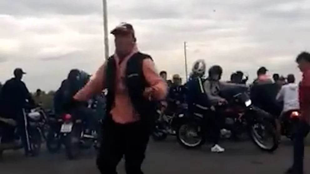 Los conductores vieron a un grupo de jóvenes que estaban en moto y muy violentos.