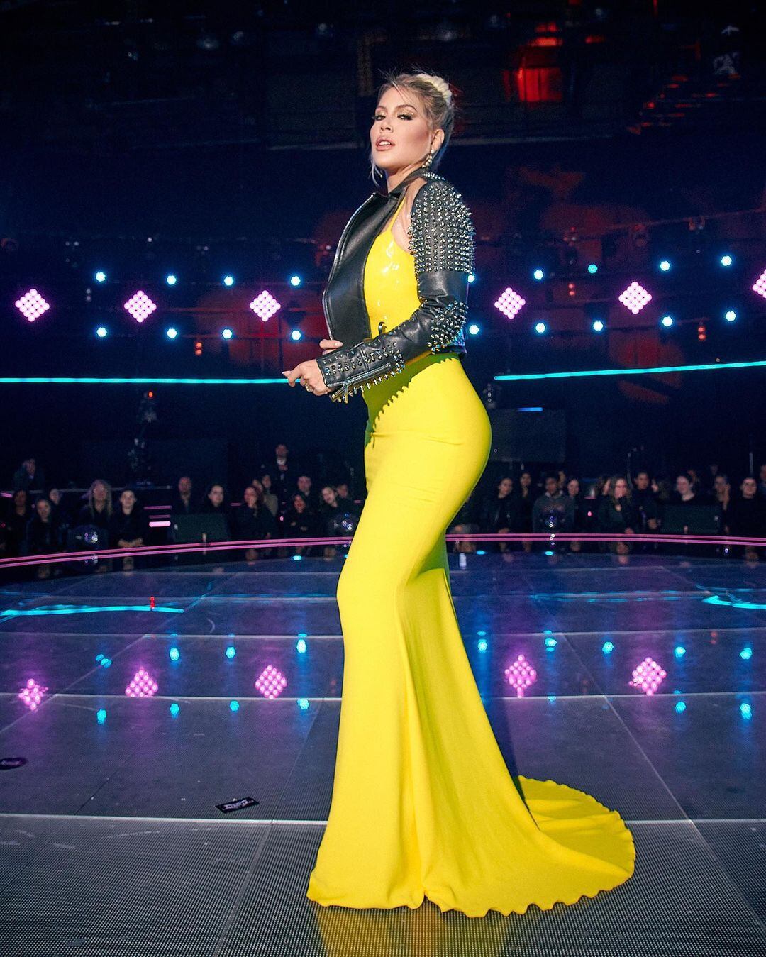 Con un vestido al cuerpo y tachas, Wanda Nara demostró porqué el amarillo es su mejor color.