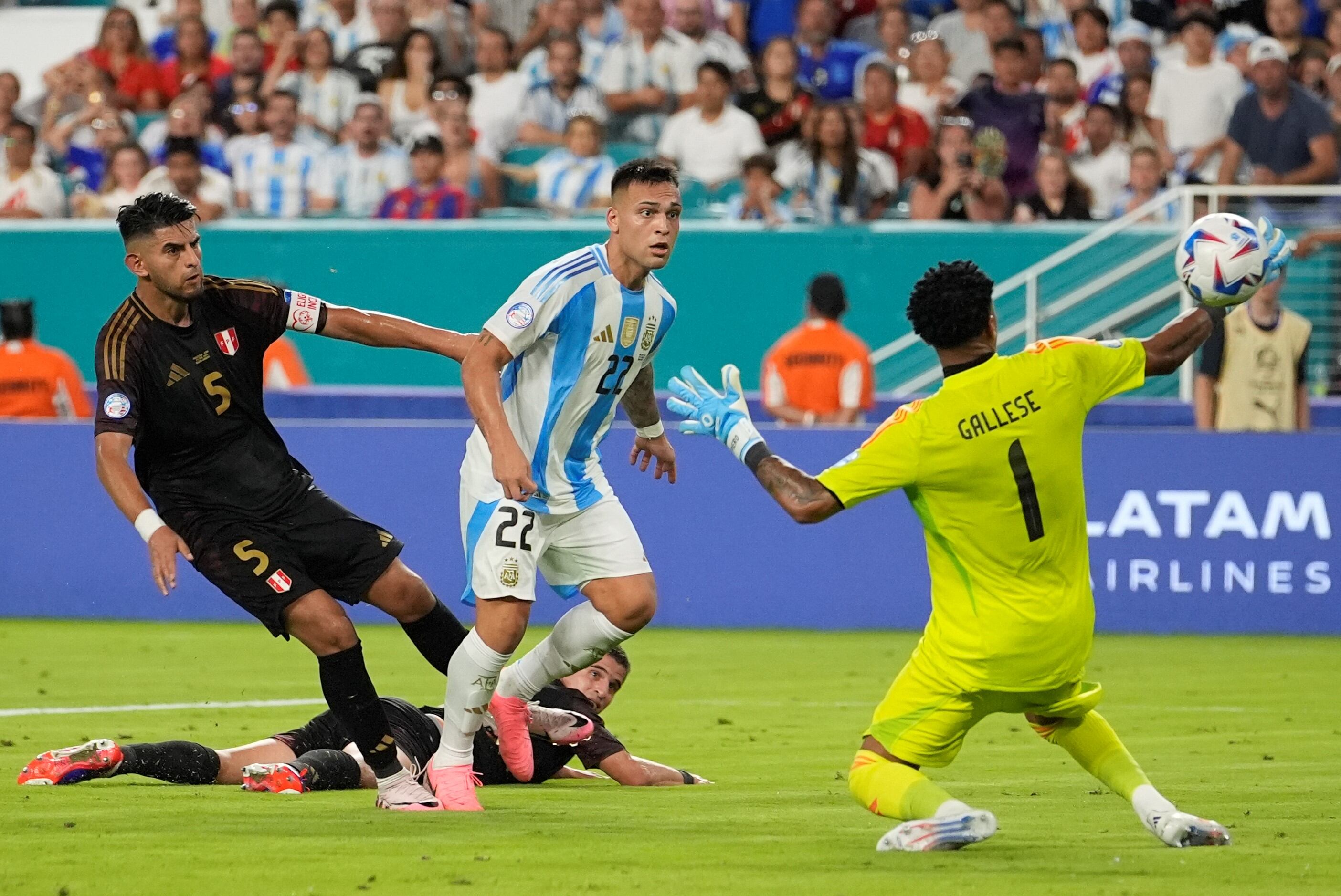 Lautaro Martínez marcando el 1-0 de Argentina ante Perú. (AP)