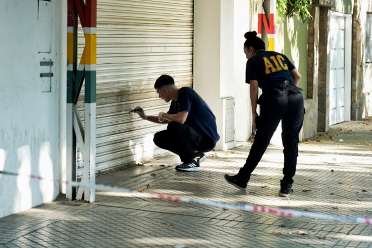 La policía detectó que el comercio de la zona oeste fue el blanco de 14 disparos.