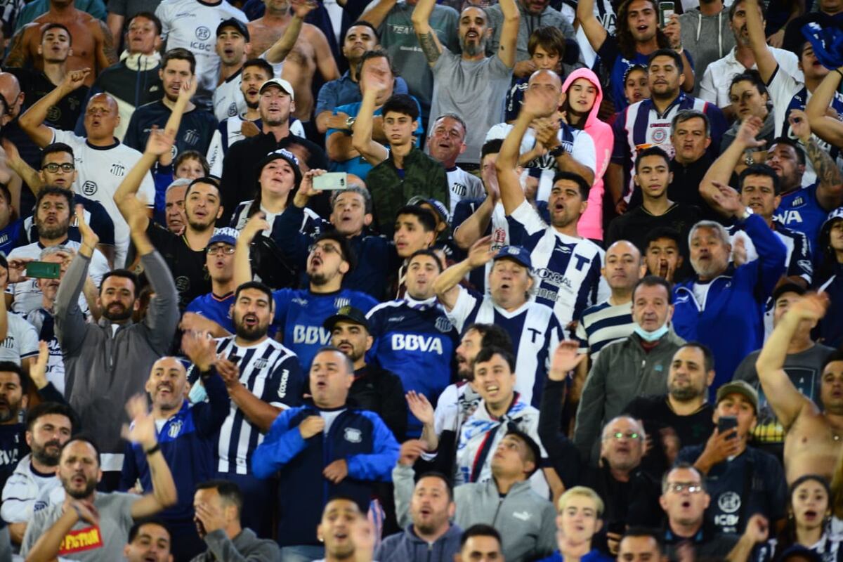 Locura por Talleres: dos hinchas se hicieron virales por el vehículo que utilizaron para ir a San Luis