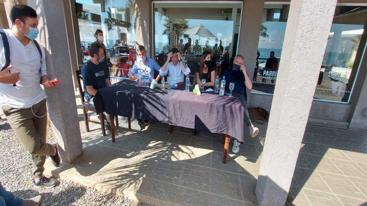 Rodrigo De Loredo junto a integrantes de su lista "Cambiando Juntos" en Miramar de Ansenuza