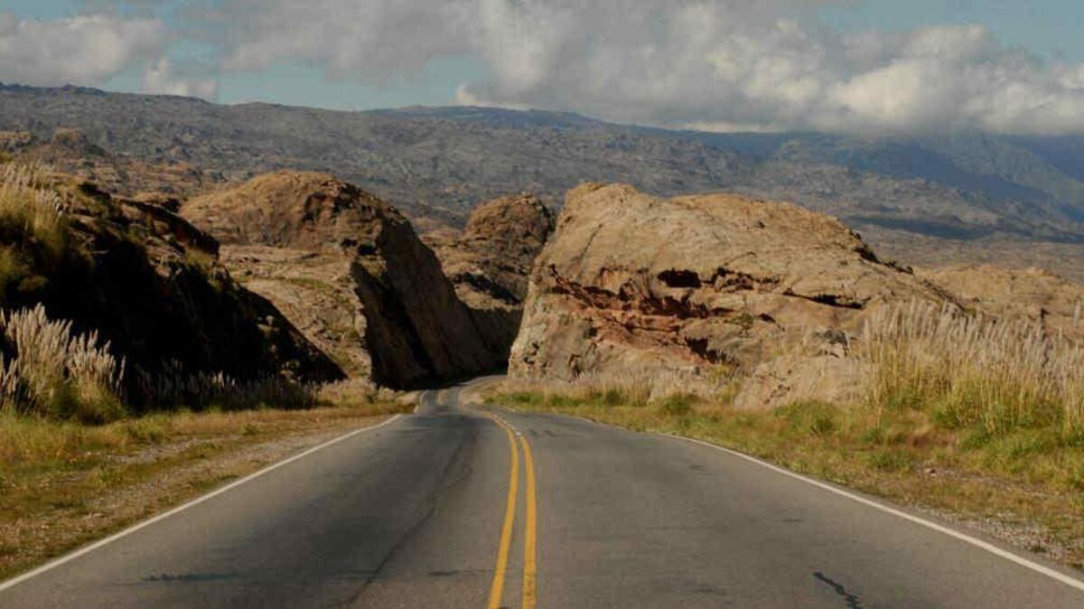 Peligro al volante: otra maniobra peligrosa fue registrada en el Camino de las Altas Cumbres