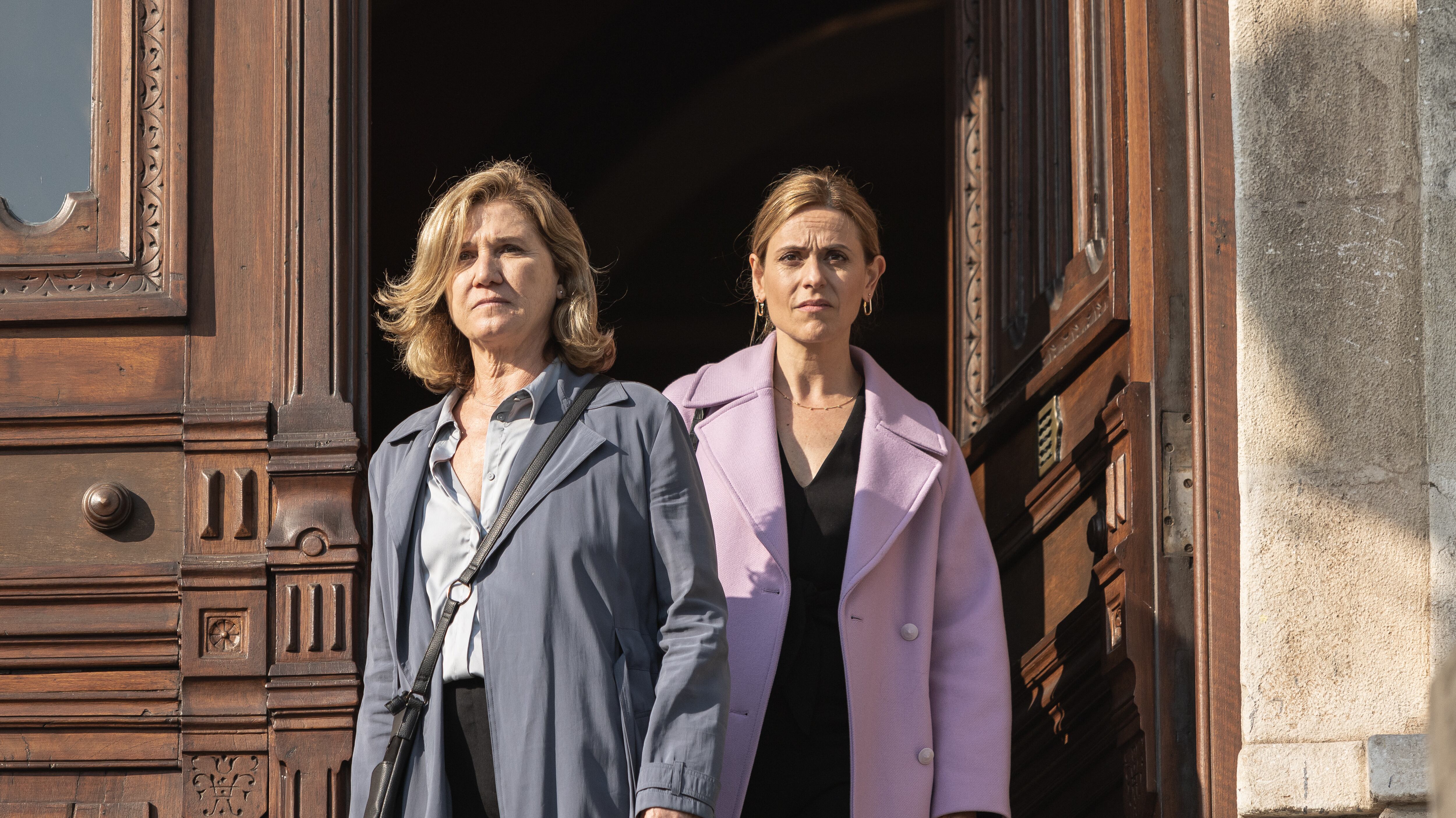 INTIMIDAD (L to R) ANA WAGENER as ALICIA, ITZIAR ITUÑO as MALEN in episode 08 of INTIMIDAD. Cr. DAVID HERRANZ/NETFLIX © 2021