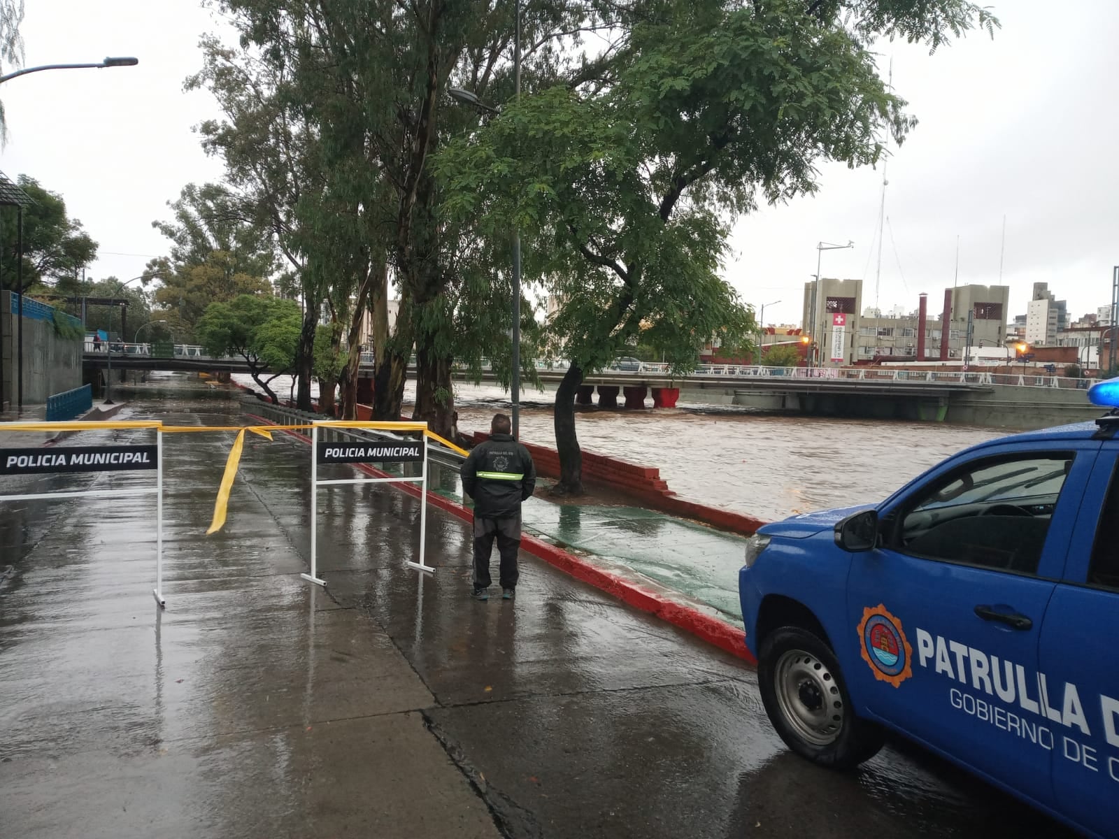 Córdoba. Corte en la avenida Costanera por la lluvia (Municipalidad de Córdoba).