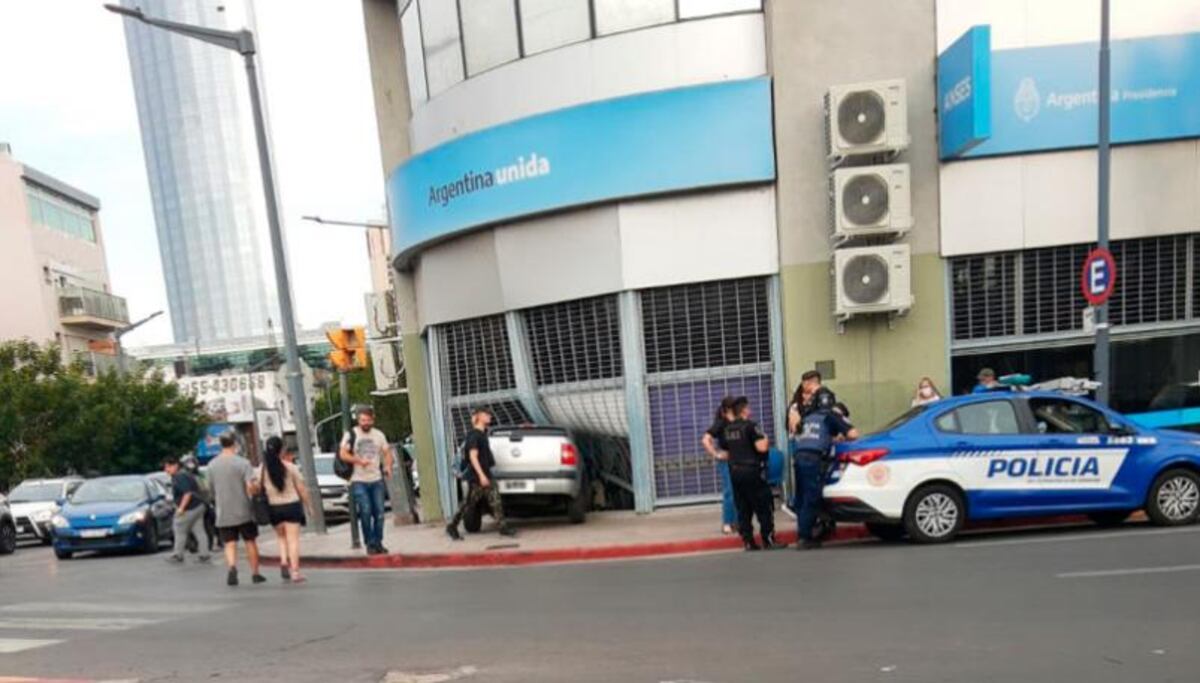 Video: el momento en que un auto se estampó contra las oficinas de Anses en Córdoba