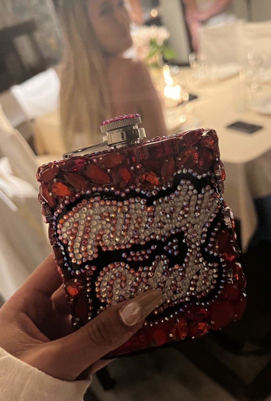 La petaca glam de Lali fue confeccionada especialmente con cristales Swarovski y piedras de cristal.