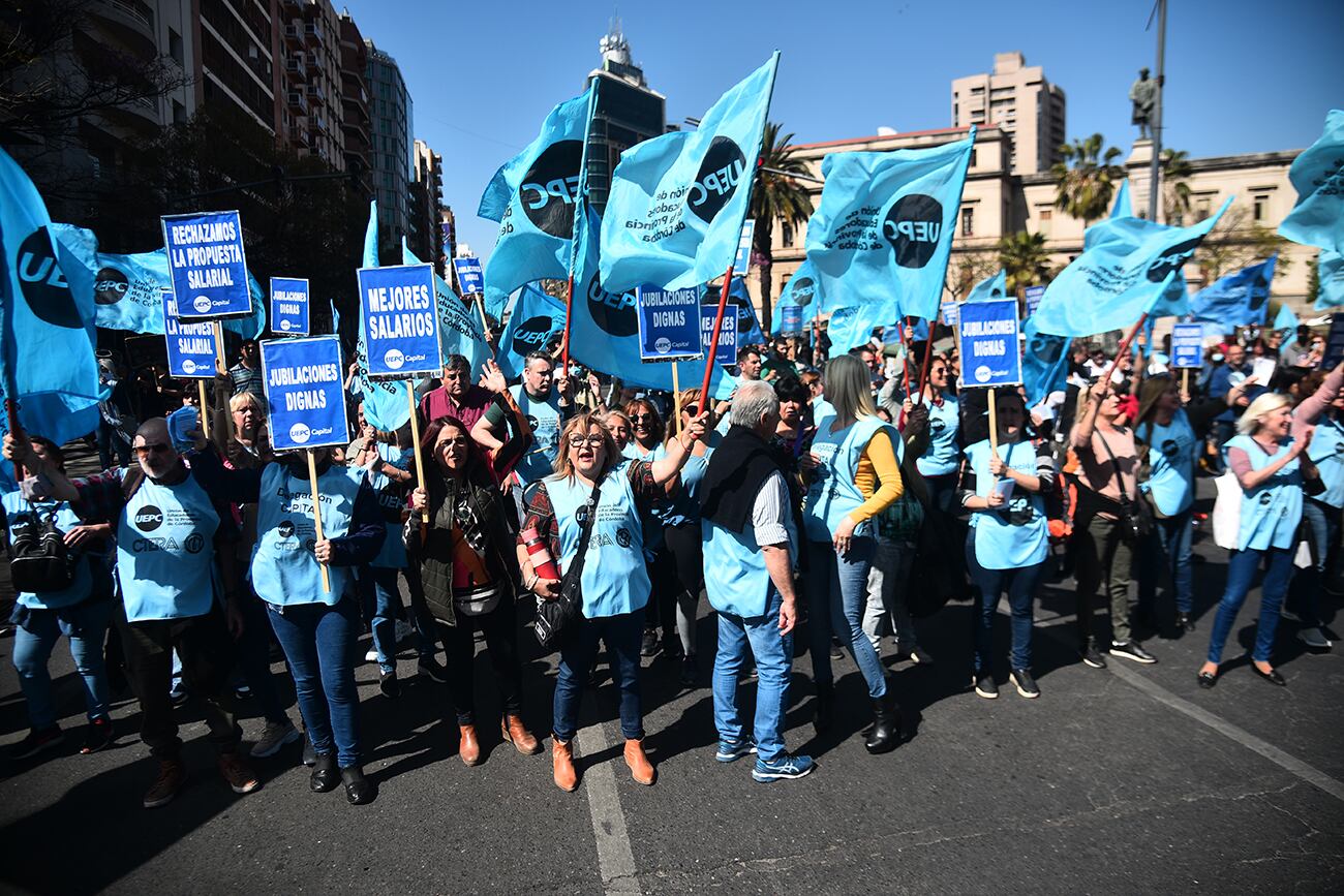 Protesta de docentes. Marchan por el centro de la ciudad en pedido de un salario digno y rechazando la oferta del gobierno. (Pedro Castillo / La Voz)