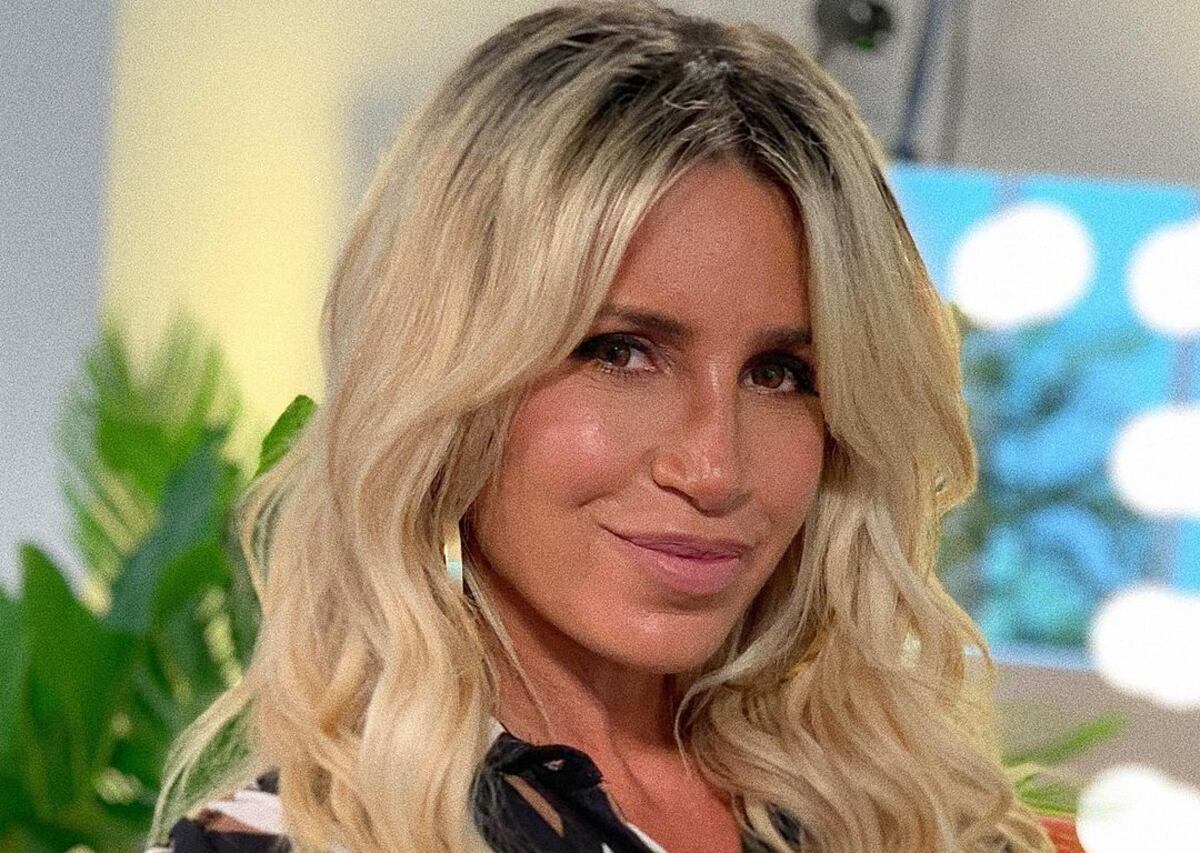 Florencia Peña posó desde la cama con un pijama muy escotado
