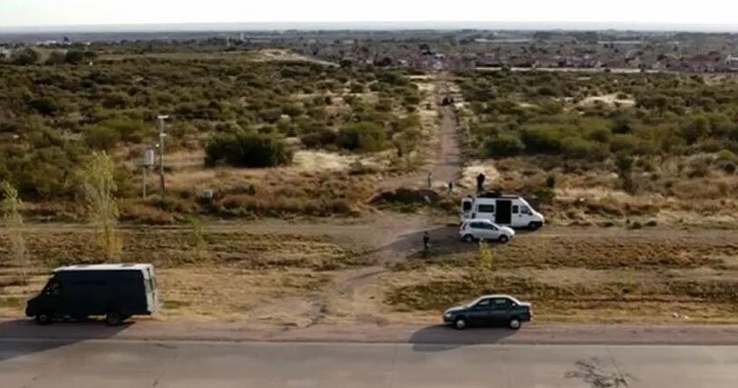 Policías realizan excavaciones en un predio al costado de la Autopista de las Serranías Puntanas en búsuqeda de Guadalupe.