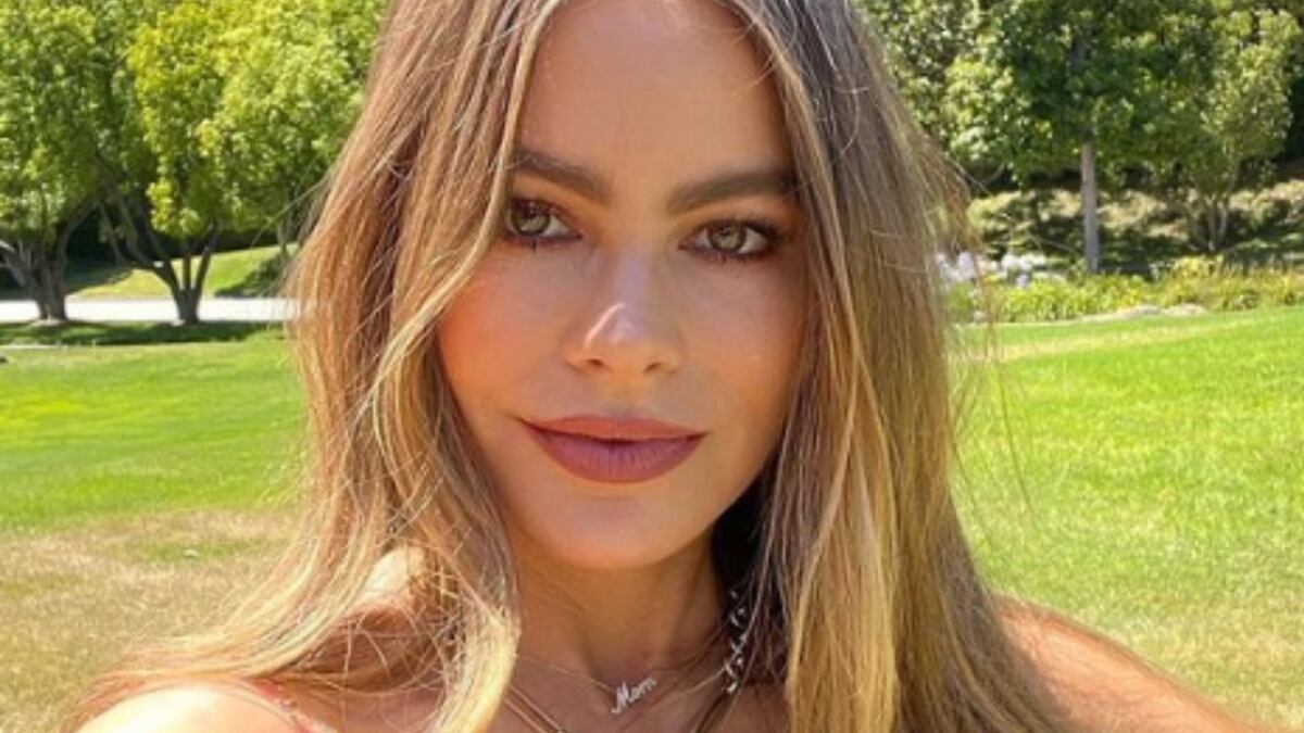 Sofía Vergara cautivó a todos con un vestido dorado con brillos y sin mangas