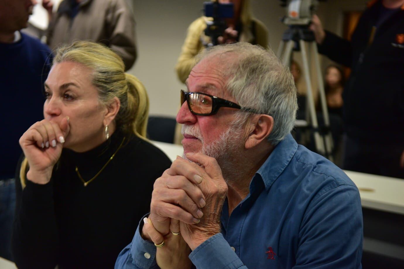 Hermana y papá de Javier Bocalón en la previa a la aentencia a Roberto Carmona en Tribunales II. (José Hernández / La Voz)