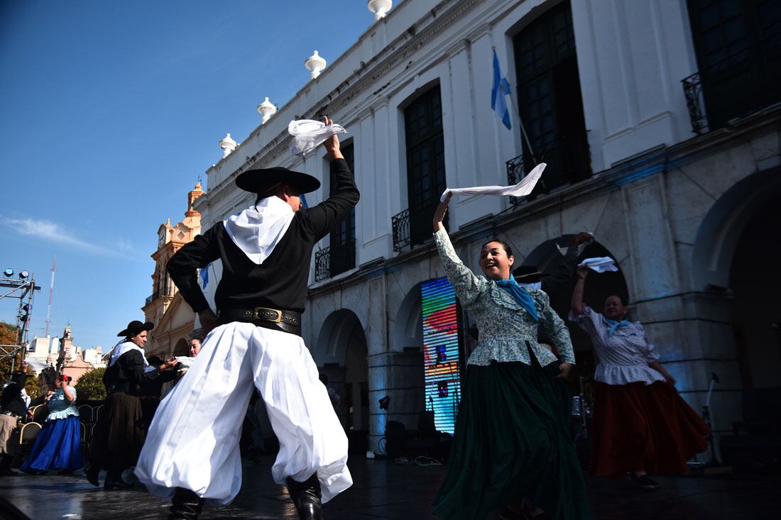 Cabildo de Cba. "El sol del 25 viene asomando",  chocolateada y espectáculos, (Pedro Casatillo/ La Voz)