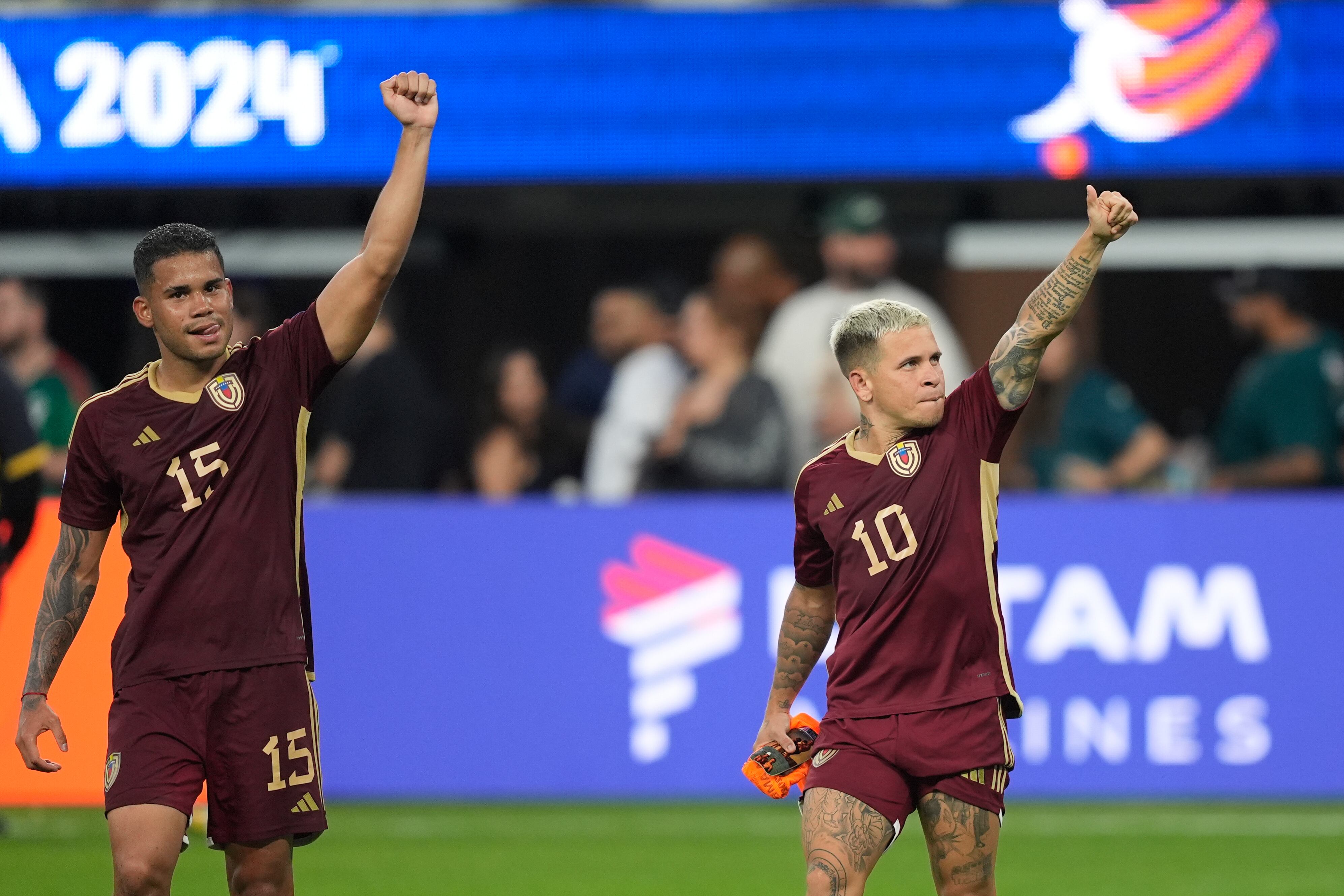 Los venezolanos Miguel Navarro (izquierda) y Yefferson Soteldo celebra la victoria 1-0 ante México en el Grupo B de la Copa América, el miércoles 26 de junio de 2024, en Inglewood, California. (AP Foto/Ryan Sun)