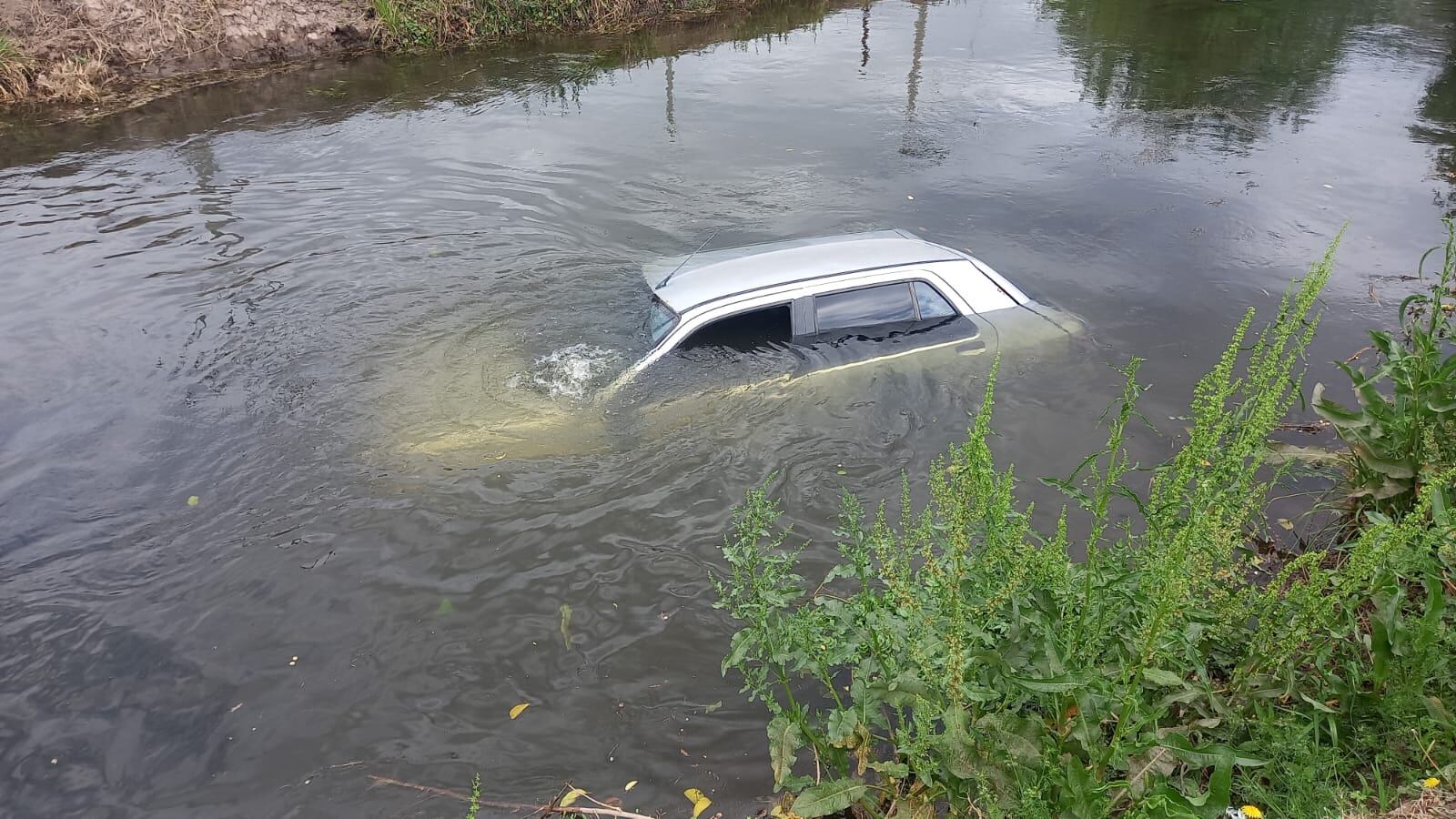 Perdió el control de su auto y cayó en el interior del canal maestro norte. (Policía de Córdoba)